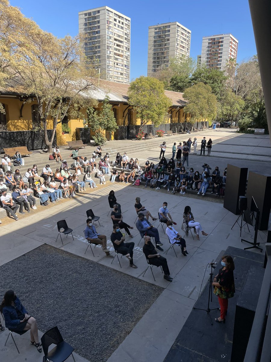 Hoy, junto a la Vicedecana Carmen Paz Castro le damos la bienvenida a las y los nuevos estudiantes de la carrera de Arquitectura. Sean bienvenidos a la Universidad de Chile!