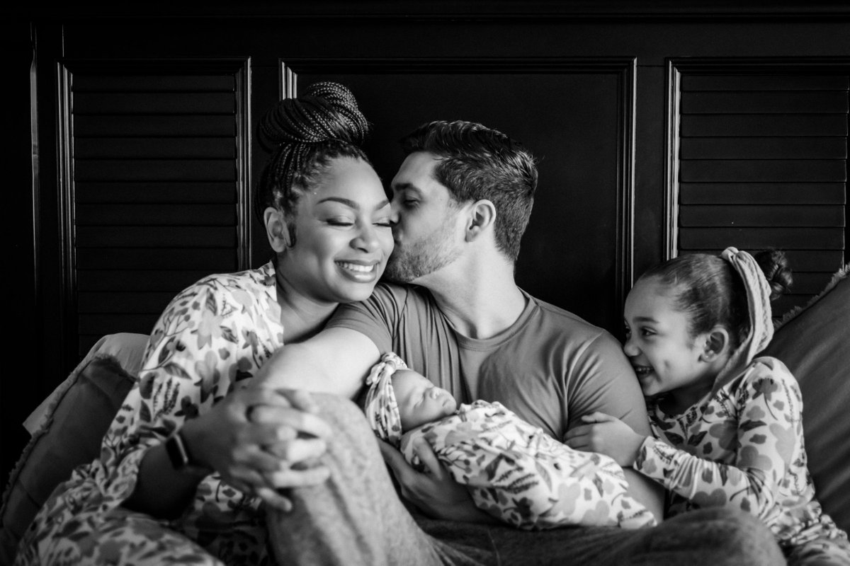 I just love this session! Maybe it's because the Kelleys are friends of mine and seeing them so happy just makes me happy. Or maybe it's the sweetness of the two sisters. Maybe it's these matching outfits for the girls.

janethowardstudio.com/2022/03/07/atl…