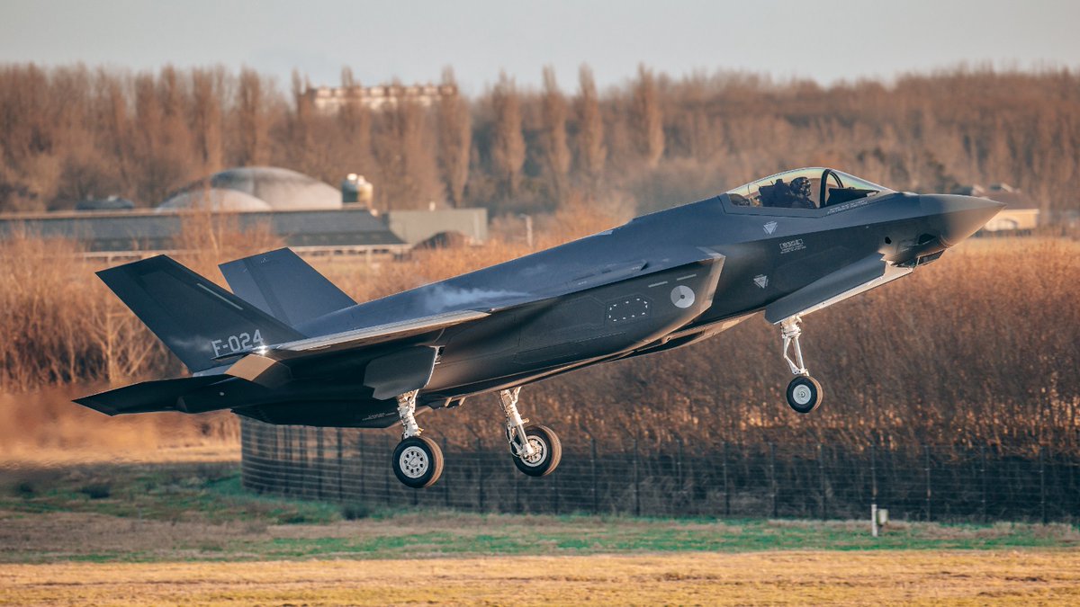 .@RoyalAirForce 🇬🇧F-35 jets have landed at Ämari Air Base, Estonia 🇪🇪to support @NATO’s mission on the Eastern Flank of the Alliance. They will work with @usairforce 🇺🇸and @Kon_Luchtmacht 🇳🇱 5th Gen fighters to secure Allied Airspace in the region #NATO ac.nato.int/archive/2022/r…