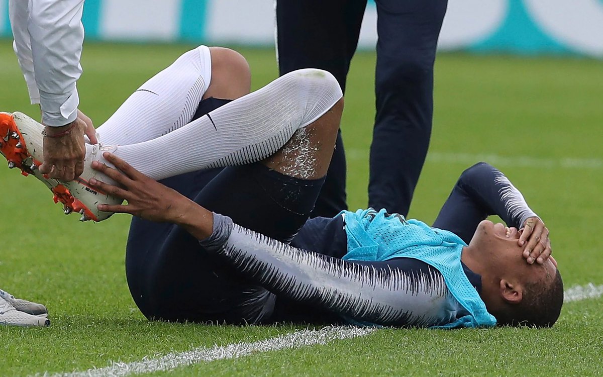 realmadridindo1's tweet photo. Mbappé mengalami benturan keras di sesi latihan , ia diragukan tampil VS #RealMadrid (RMC) https://t.co/oeKzBePE64