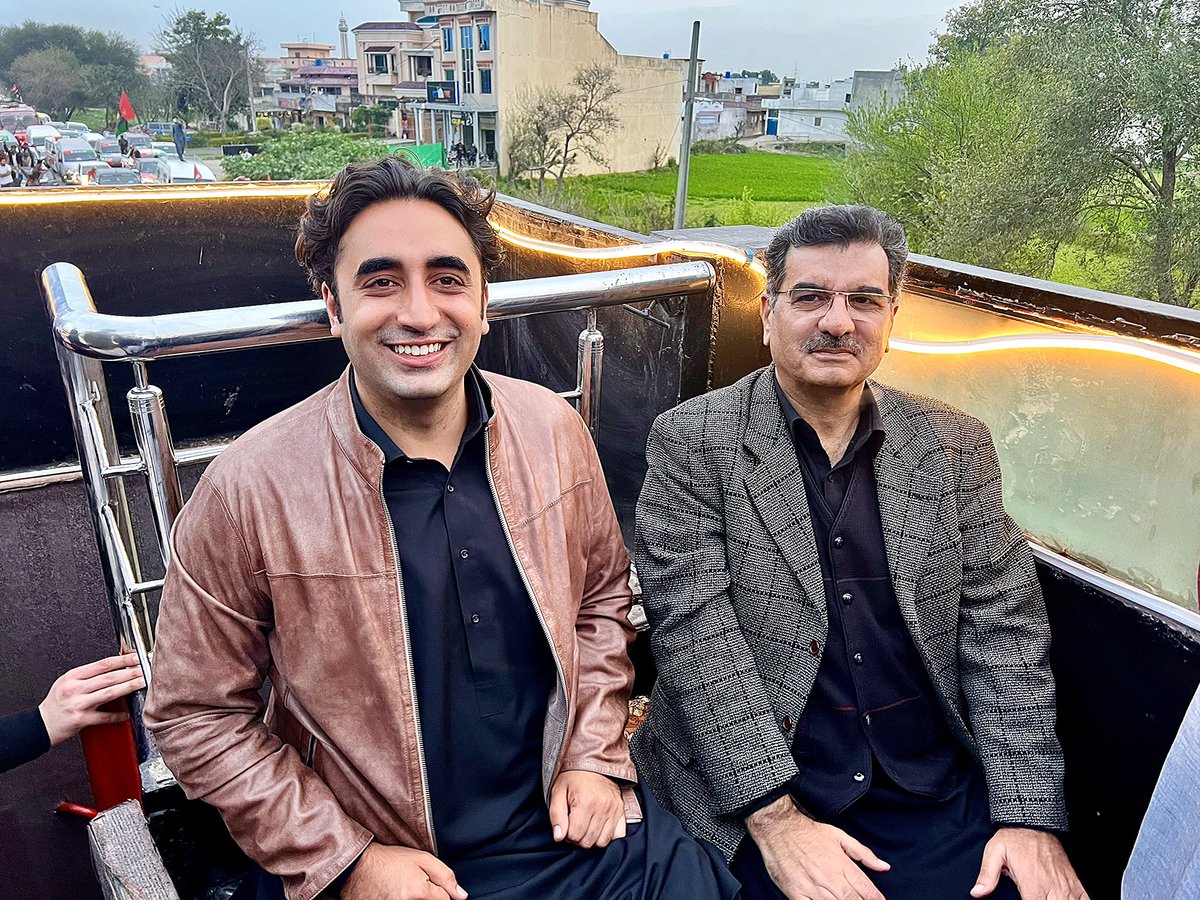 TanvirKaira's tweet image. Enroute Islamabad from Lalamusa! A monumental occasion for the people of Pakistan! @BBhuttoZardari Bhutto day narray wajjan ge! #GoSelectedGo #AwamiLongMarch #AwamiMarch @AseefaBZ