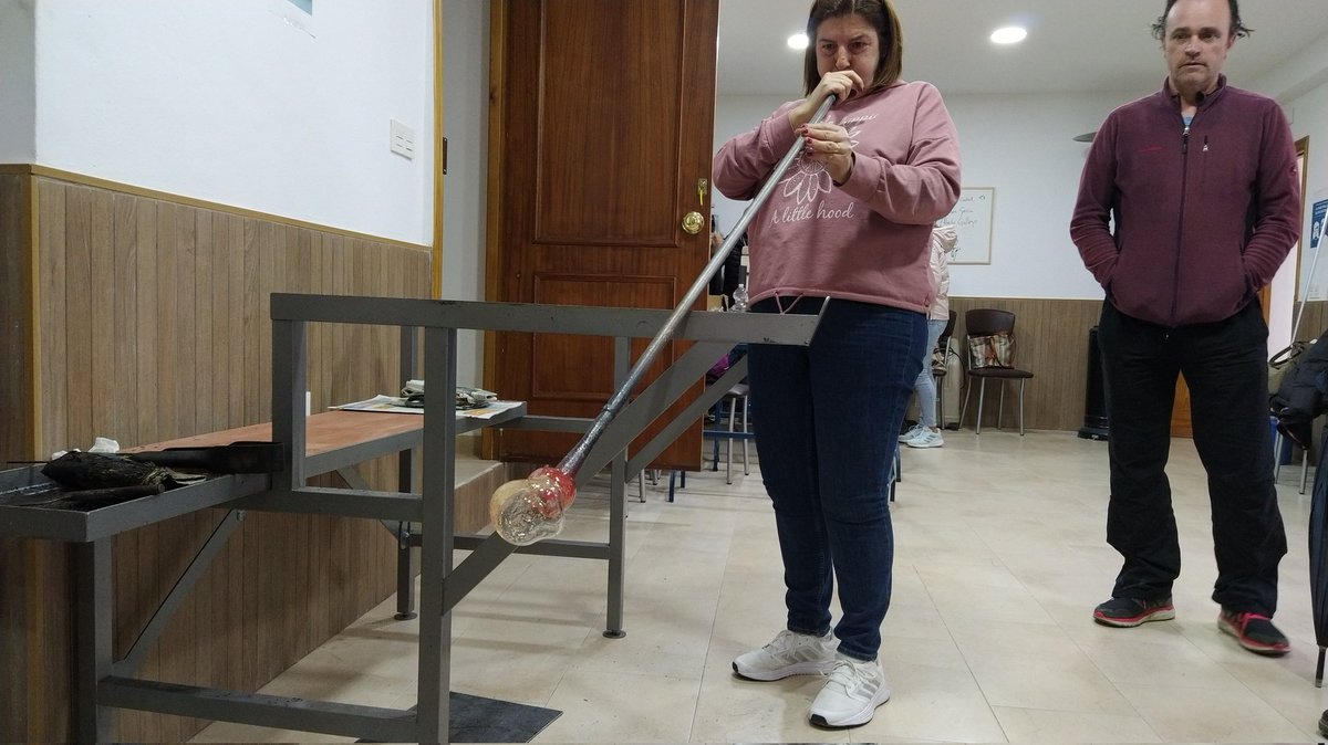 #Artesania de Castril⚱️
🟢Recuperando la tradición del arte del Vidrio #Soplado de Castril #Granada, una tradición de 500 años de Antigüedad y que el <a href="/AytoCastril/">Ayuntamiento de Castril</a> y resto de AA. PP. estan dando continuidad.
Ha permitido crear el Centro de Formación Vidrio Soplado. <a href="/IAPHpatrimonio/">IAPH</a>