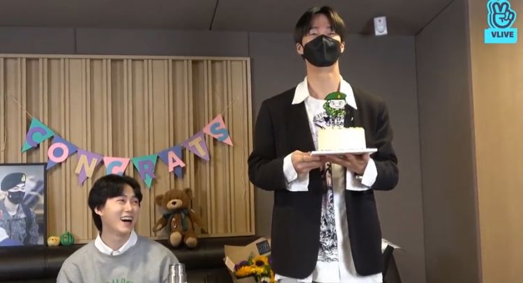 ABELJURIR's tweet photo. @PonchoYezka Vampz de fiesta!!! Tenemos a nuestra vitamina está de vuelta!! BaRon volvió 

#WelcomeHomeBaron • #WelcomeBackBaron • #VAVBaRonReturn • #뱀즈의로니가돌아왔다 • #브이에이브이 • #뱀즈 • #VAVBaRon • #바론 • https://t.co/MeUwnn016f
