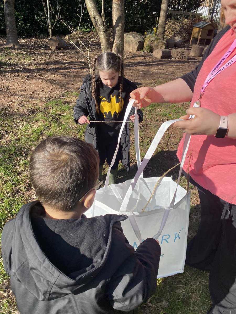 Monnow_Primary's tweet image. #DosbarthOpal out in Forest School this afternoon collecting materials to build our sustainable home for Barnabus! #Wellbeingday @EAS_EarlyYears @EAS_Equity @EAS_STEM