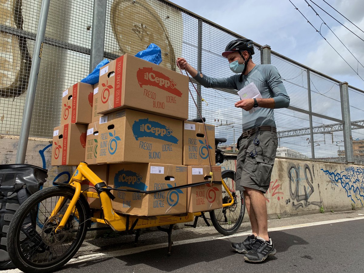 ilCeppoFirenze's tweet photo. 🌿"La soluzione al cambiamento climatico non è cambiare tipo di motore, ma cambiare tipo di mobilità".
Per questo, se ci vedete passare in bici, sapete perchè lo facciamo...✌️
Per caso ci avete visto passare in città?!🥬 https://t.co/dGo3nSjLMH