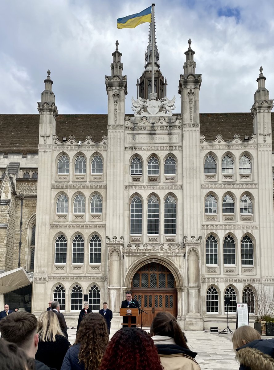This morning I delivered a message of support to Ukraine 🇺🇦 in Guildhall Yard to a 100+ crowd of city workers &amp; residents, outlining how we must remain steadfast in our support. You can read part of the statement here: news.cityoflondon.gov.uk/city-shows-sup…