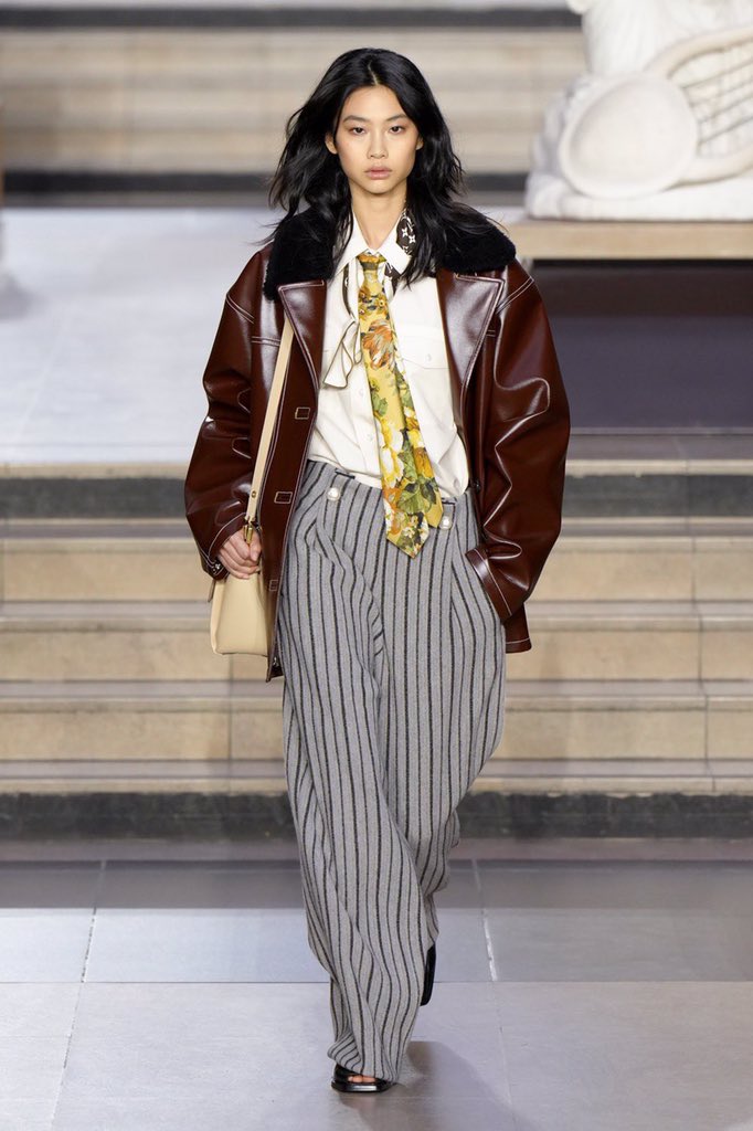 saintdoII's tweet photo. hoyeon jung’s comeback on the runway at louis vuitton fw22 https://t.co/1hvCKEybSw