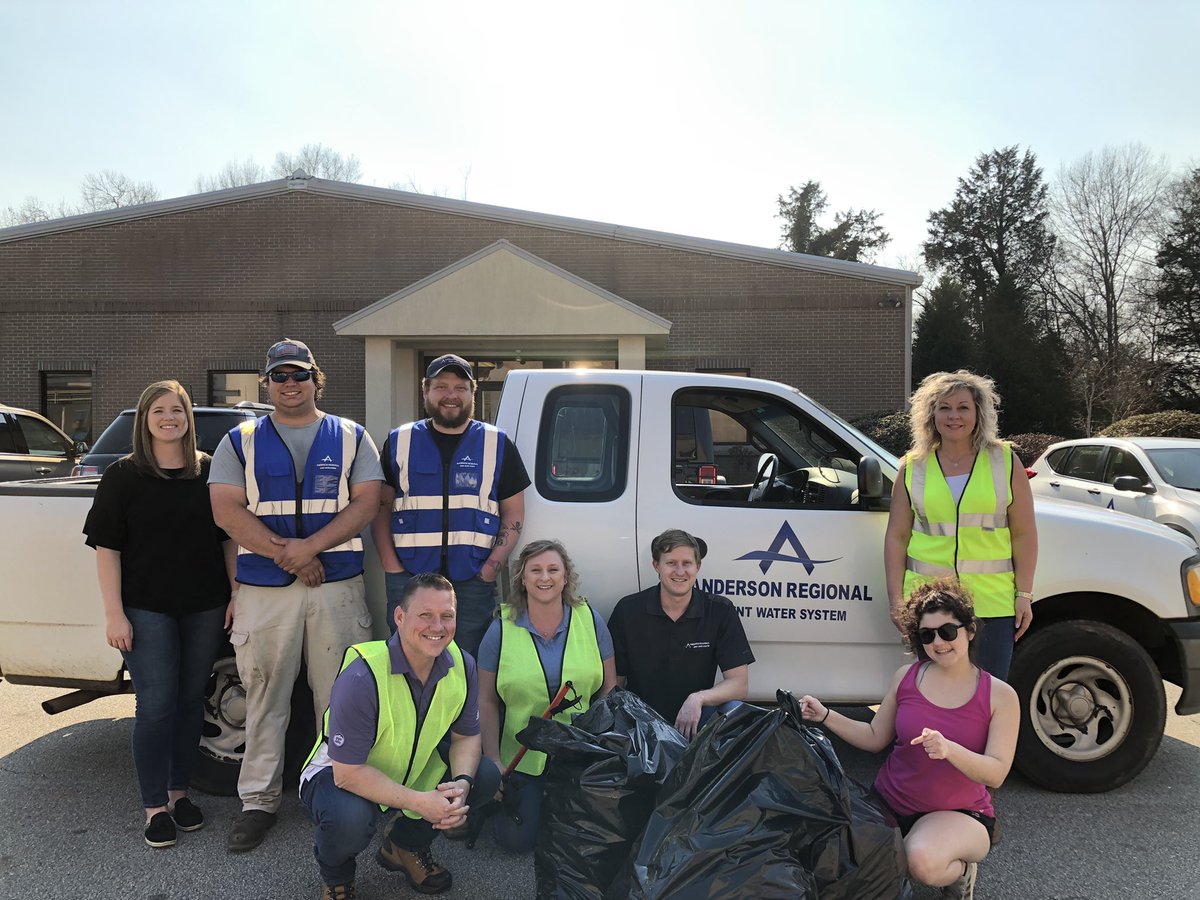 ARJWater's tweet photo. Alpha team didn’t get the memo about keeping bags for the photo op, so here’s 8 people looking like we picked up a grand total of 2 bags of trash. Old Pearman Dairy Road is looking dapper though ✊🏽 #AdoptAHighway #SourceWaterProtectors https://t.co/FXQmclFvq1