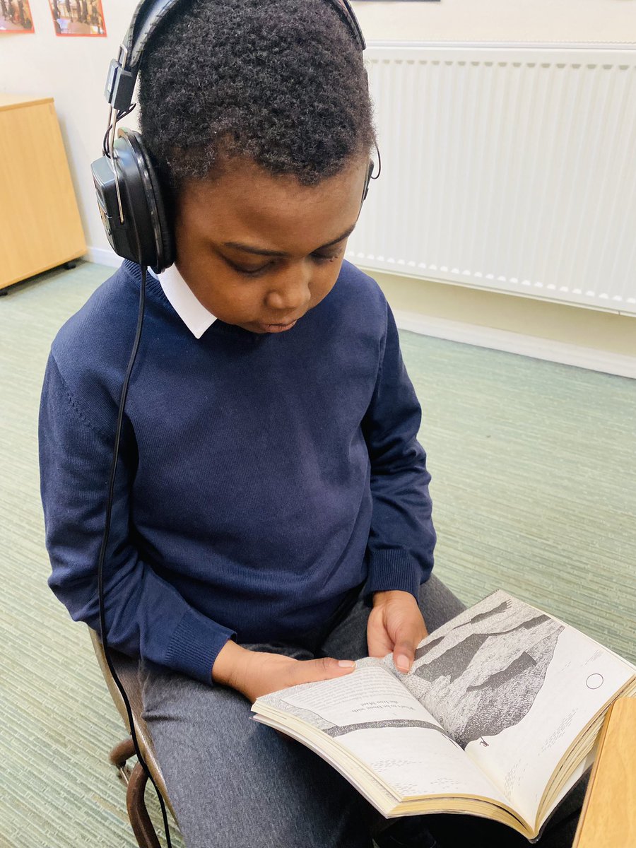 AnnunciationHA8's tweet image. Pre-reading our class text in Year 3 booster this afternoon. The children are listening to the audio and following along using the text👂🏽 #year3 #theironman #preteaching