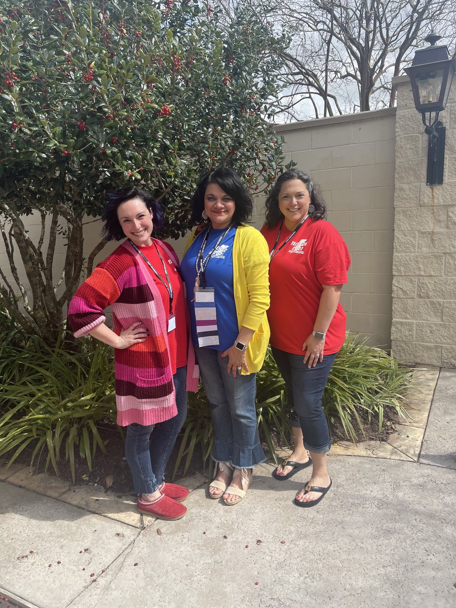 jam4art73's tweet photo. Art Teachers learning great new  ideas for classroom at TECHCON22 ⁦@CPSB_CTE⁩ https://t.co/hFN5XroicQ