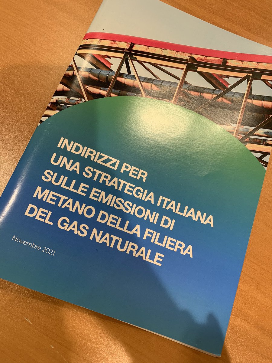 amicidellaterra's tweet photo. 📕 “Indirizzi per una Strategia italiana sulle emissioni di metano della filiera del gas naturale” è frutto dell’attività, confronto e approfondimento del Tavolo di lavoro dedicato a questo tema e dei contributi offerti dai partecipanti

🎤 Tommaso Franci #AmiciDellaTerra https://t.co/I6Wecgwx6F