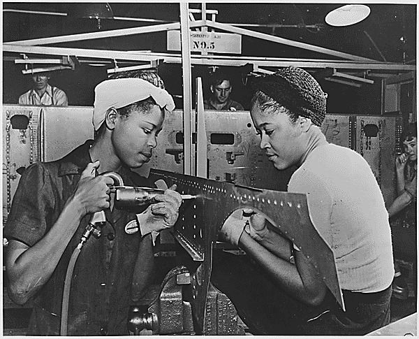 Luedell Mitchell and Lavada Cherry were real life Rosie the Riveters who worked at Douglas Aircraft in California during WWII. fdrlibrary.tumblr.com/post/643384798…  #WomensHistoryMonth  

Join the #ArchivesHashtagParty tomorrow to celebrate #ArchivesTrailblazers on #InternationalWomensDay!
