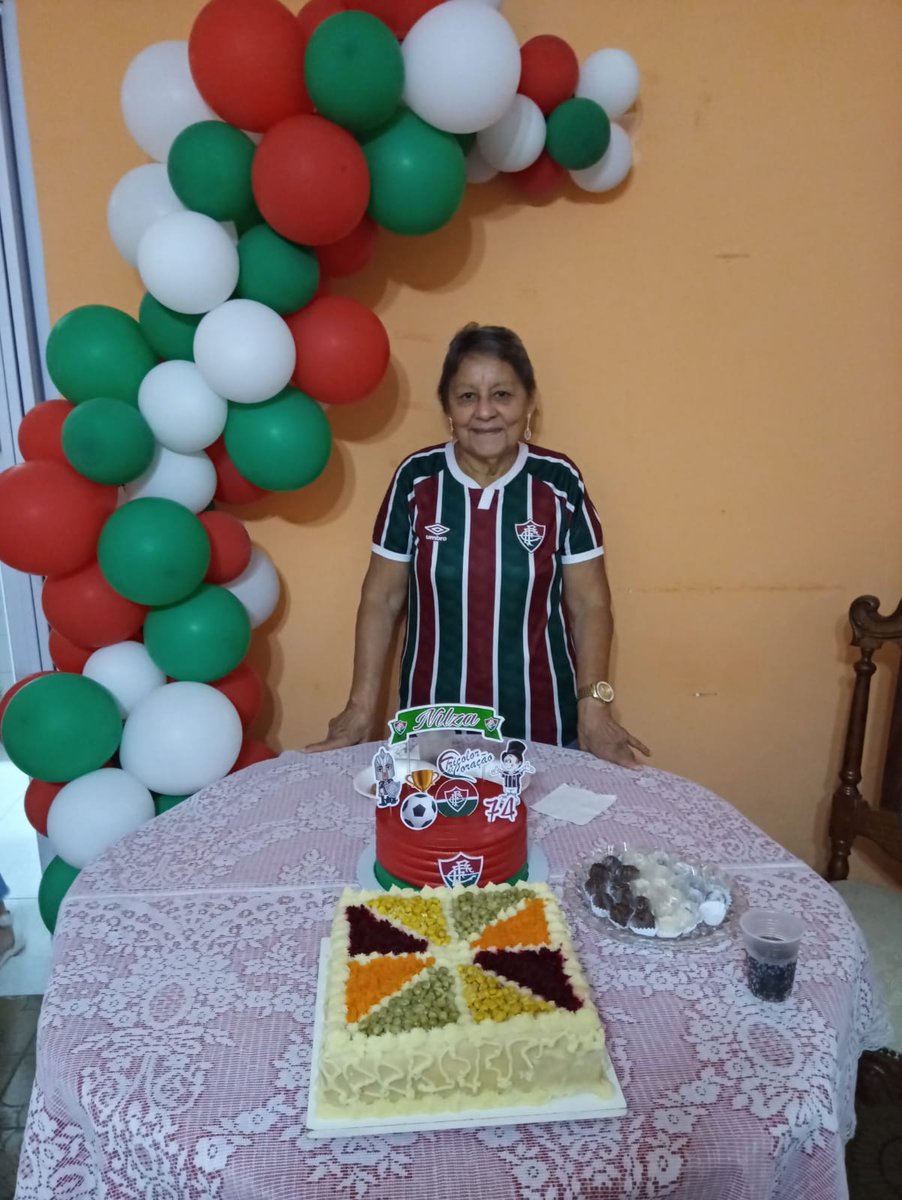 naygtmartins's tweet photo. Minha mãe tricolor com a festinha surpresa que organizei junto com meu pai...ela nunca teve um aniversário do Fluminense e ela amou! @FluminenseFC #mamaetricolor #mamaefez74 #arcodebaloes #arcodescontruido #arcotricolor https://t.co/pBmAj6mN83