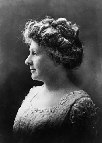 SkyandTelescope's tweet photo. Happy #WomansHistoryMonth Astronomer Annie Jump Cannon (1863-1941) classified hundreds of thousands of stars and created the system we use to understand stars today.
https://t.co/FJ4tLmno3X https://t.co/nFDgGh0Vyd