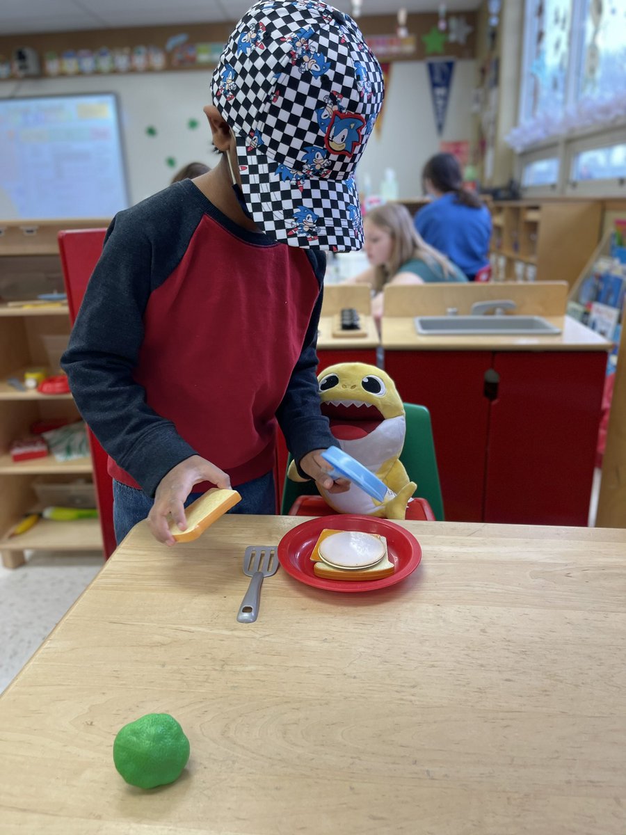 emmabrazell13's tweet photo. @NCHSPreschool Chef! 🧑🏽‍🍳 serving lunch for Num num!💛🦈 https://t.co/yF5r0HMYwu