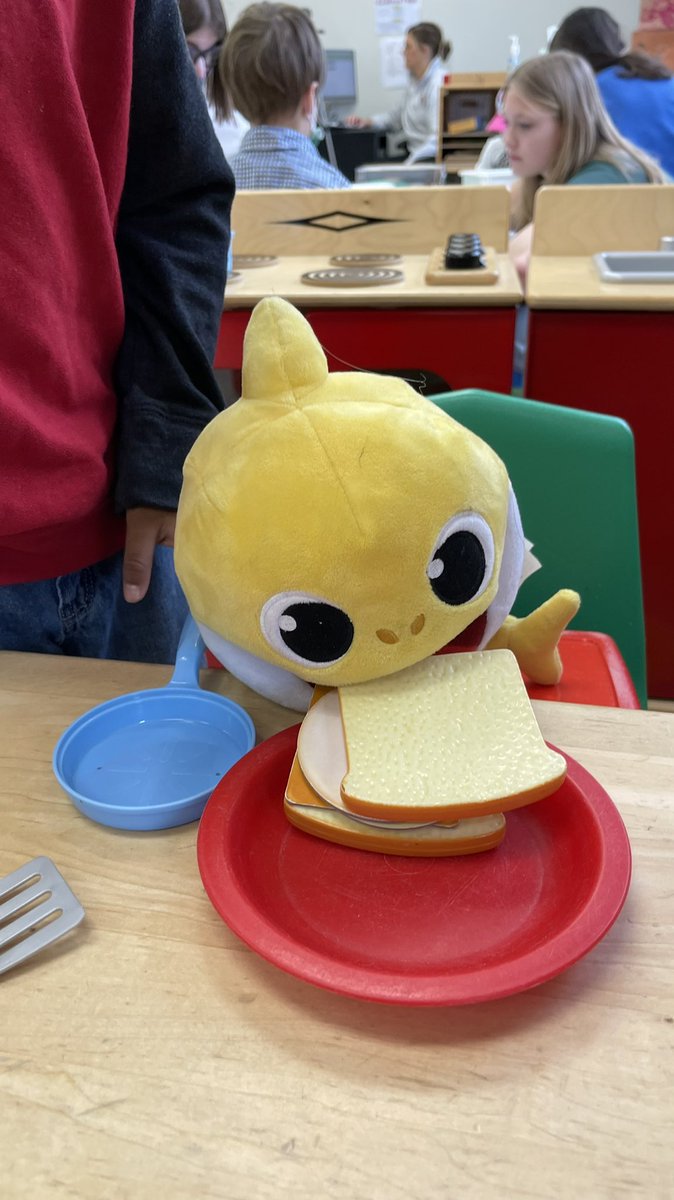 emmabrazell13's tweet photo. @NCHSPreschool Chef! 🧑🏽‍🍳 serving lunch for Num num!💛🦈 https://t.co/yF5r0HMYwu