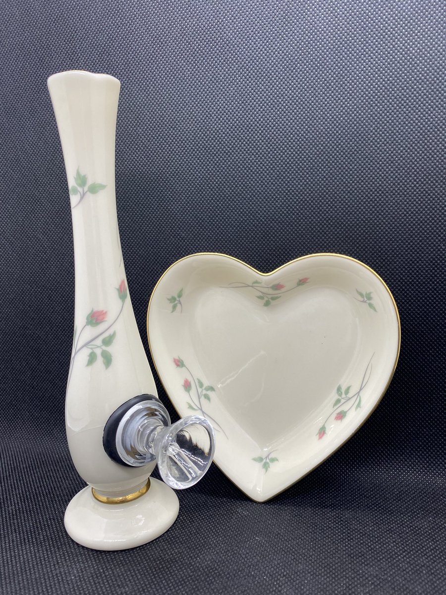 PeaceRoseShephe's tweet photo. ✨420 GIVEAWAY✨
❤️RT &amp; Follow 
❤️Tag your smoking bestie 
❤️Must Be 21+
Recycled Vase Pipe Set 
Comes W/ Bowl Piece, Heart Dish, Rolling Papers &amp; Lighter https://t.co/sKU3o6fvWa