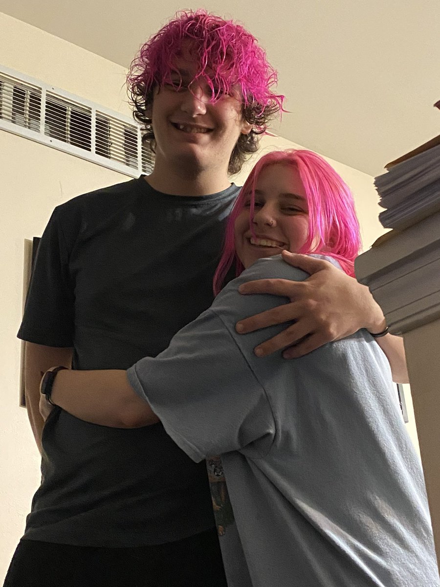 WolfLynix's tweet photo. My girl and I have pink hair so that’s wild lol it’s fun too but that’s the new thing to my stream #Lynix #Owner #girlfriend #streamer #apex #ApexLegends #manage #RC #Recruiting #love https://t.co/sPryz6dXEG