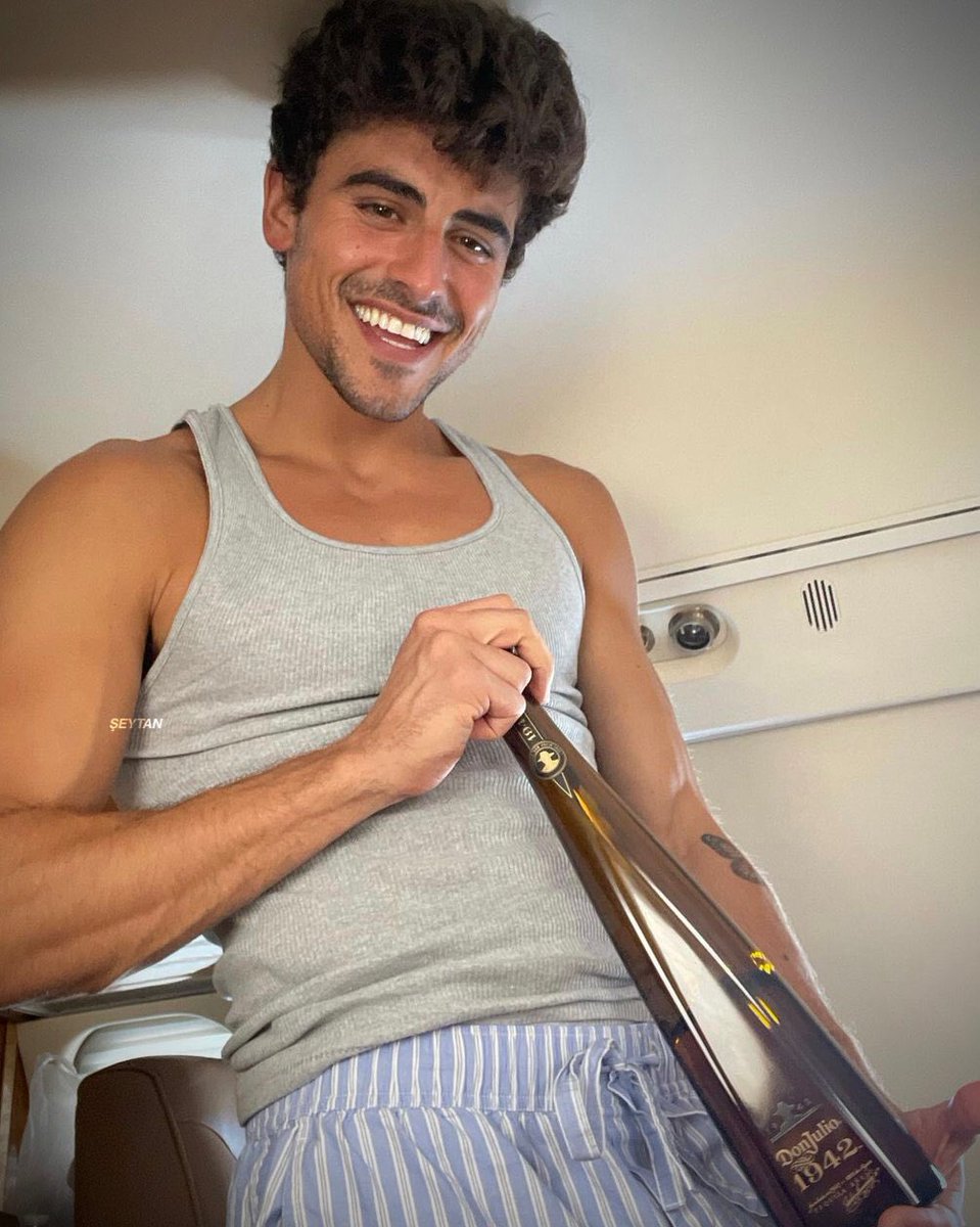 eliakarev's tweet photo. ⠀ 
I smoke two cigarettes and I don't even smoke, now the sun's coming up and I'm halfway sober and I know it won't but I'm still here hoping that it gets better now. https://t.co/TFQZsOsKux