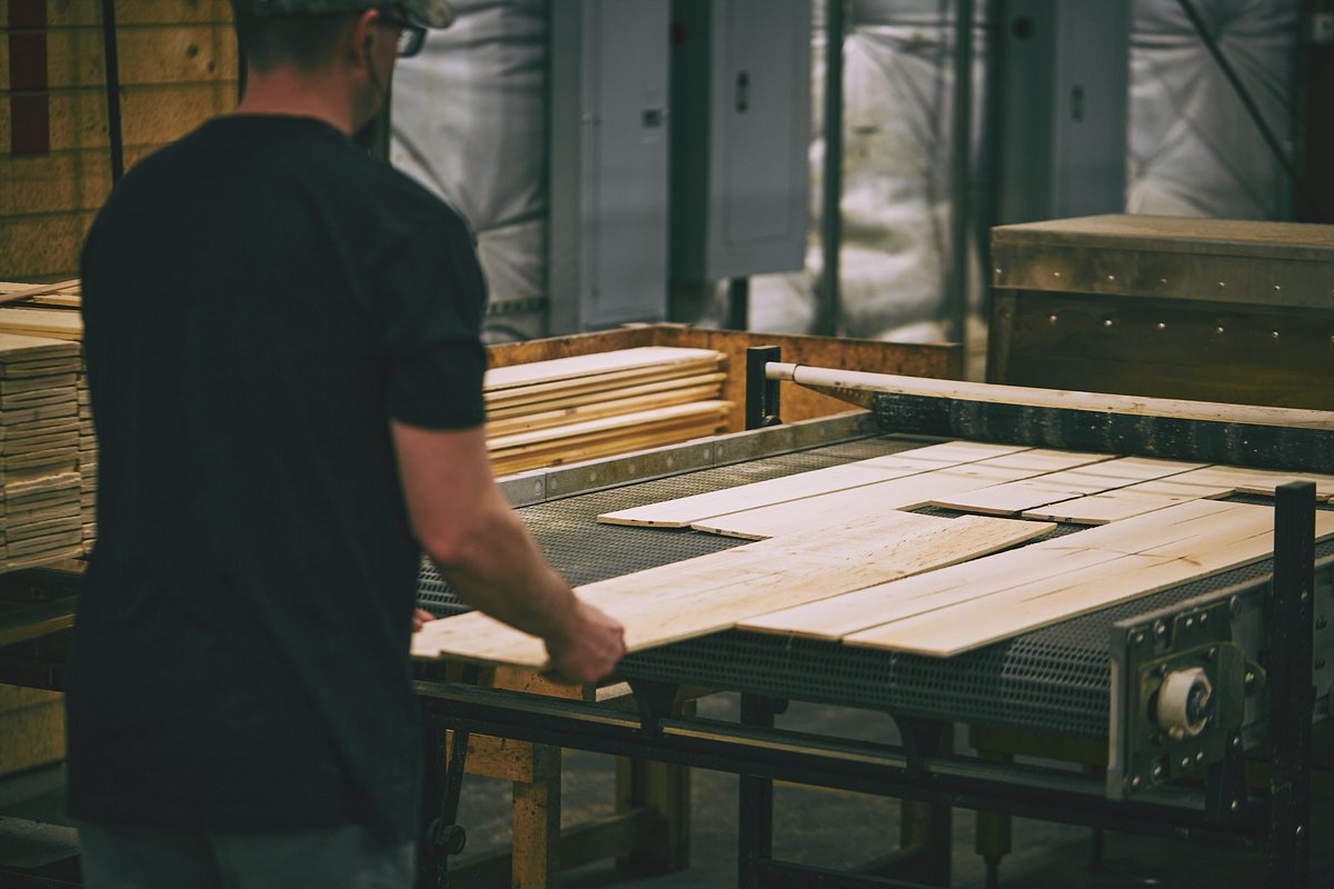 CDAwoodllc's tweet photo. Manufacturing Monday #madeintheusa #buyamerican #barnwood #bybuildersforbuilders https://t.co/z640lqDkRs