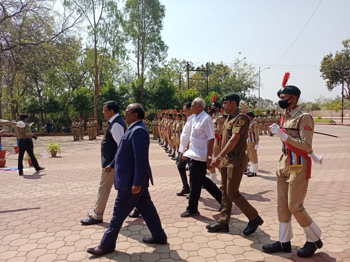 simplyabhie's tweet photo. #NationalCadetCorps
#NHCollegeBramhapuri
Hon Vice Chancellor Dr Prashant Bokare received Guard Of Honour under the command of CPL Mahima Meshram, NH College Bramhapuri. He was the the chief guest for the Academic Excellence Award held at NH College Bramhapuri. https://t.co/LR830Ud4wq