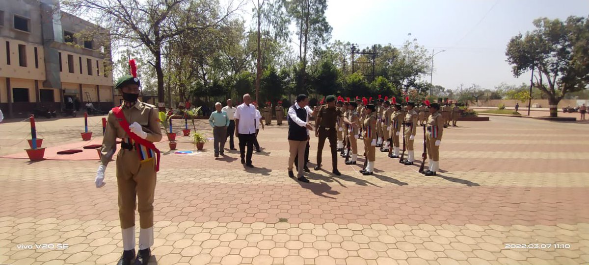 simplyabhie's tweet photo. #NationalCadetCorps
#NHCollegeBramhapuri
Hon Vice Chancellor Dr Prashant Bokare received Guard Of Honour under the command of CPL Mahima Meshram, NH College Bramhapuri. He was the the chief guest for the Academic Excellence Award held at NH College Bramhapuri. https://t.co/LR830Ud4wq