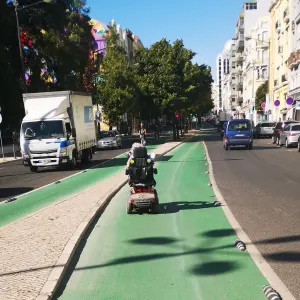BiciwayMobility's tweet photo. Já se deixava de falar da ciclovia da Almirante Reis como via utilizada só por ciclistas.
Ela é muito mais inclusiva que isso. 

Alguém chamou para reuniões alguma associação de deficientes? https://t.co/KFPra8Ztk3