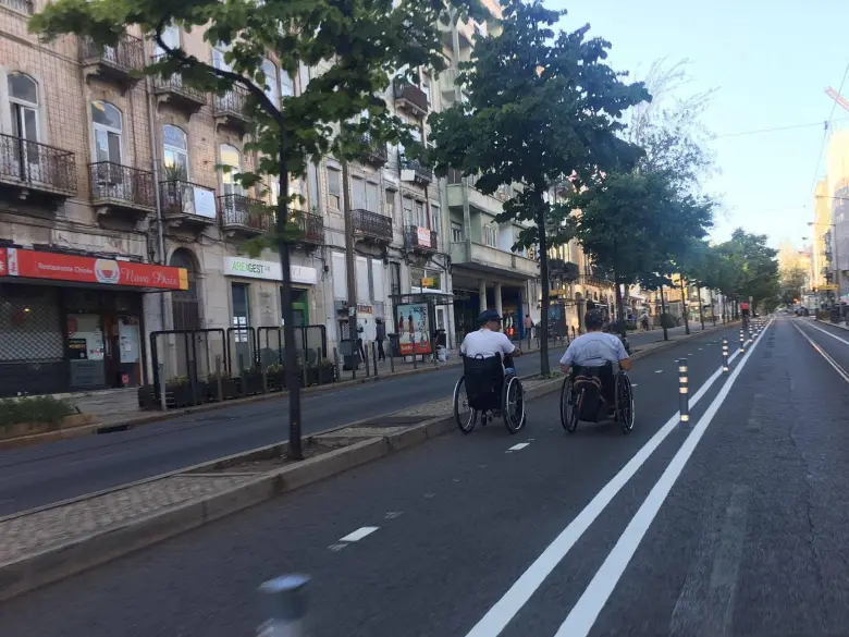 BiciwayMobility's tweet photo. Já se deixava de falar da ciclovia da Almirante Reis como via utilizada só por ciclistas.
Ela é muito mais inclusiva que isso. 

Alguém chamou para reuniões alguma associação de deficientes? https://t.co/KFPra8Ztk3