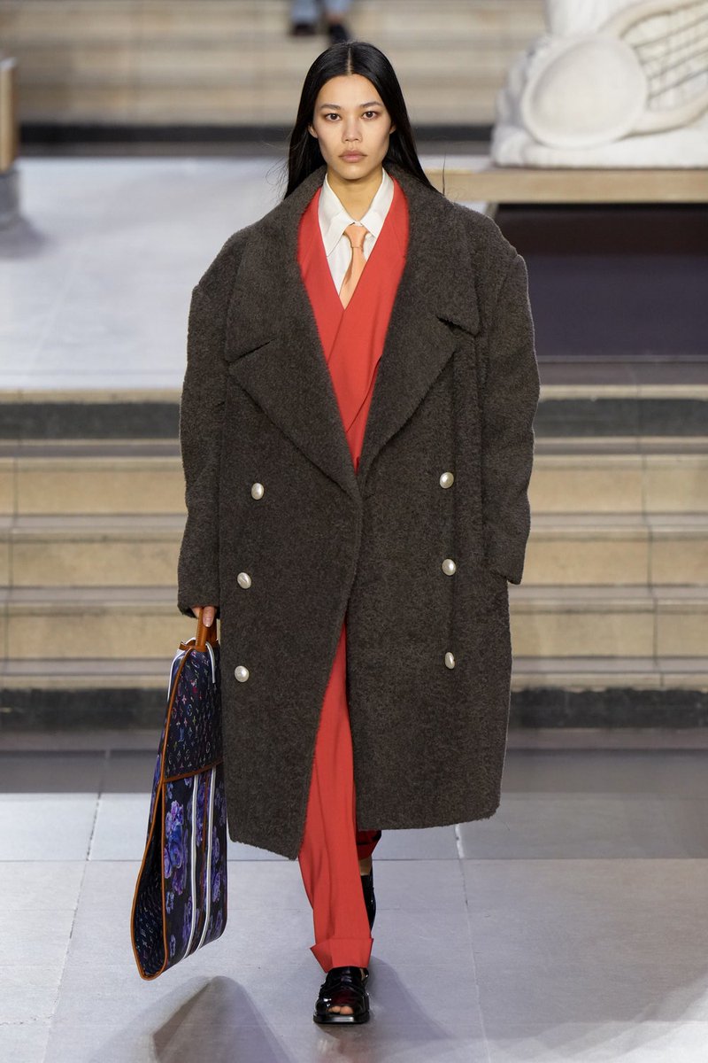 VogueRunway's tweet photo. .@LouisVuitton's fall 2022 collection has arrived. See every look: https://t.co/WUh5KIuV5n https://t.co/aJlALFSktS