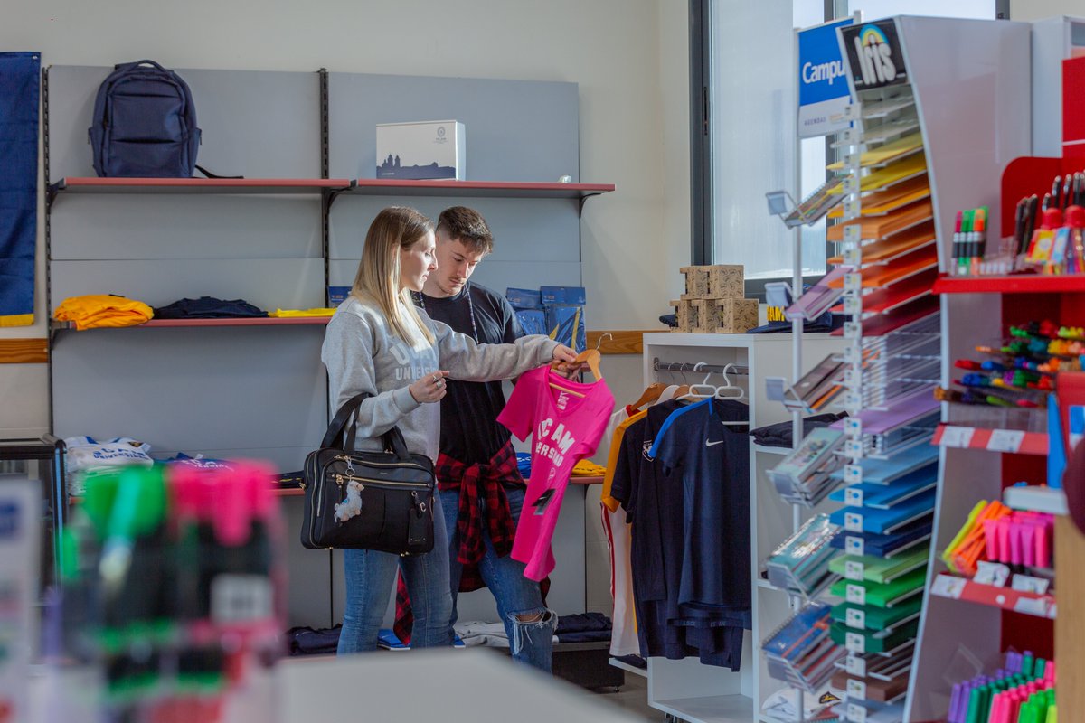 UCAM_Store's tweet photo. ¿No sabes que talla escoger?
🛍️En nuestras tiendas físicas podrás probarte cualquier prenda
🖥️Online encontrarás una guía de tallas bajo la descripción del producto
⬇️⬇️⬇️
https://t.co/bnYr0D1Vtn
#UCAMStore #ProductoUCAM https://t.co/Au1ZOuk9kx