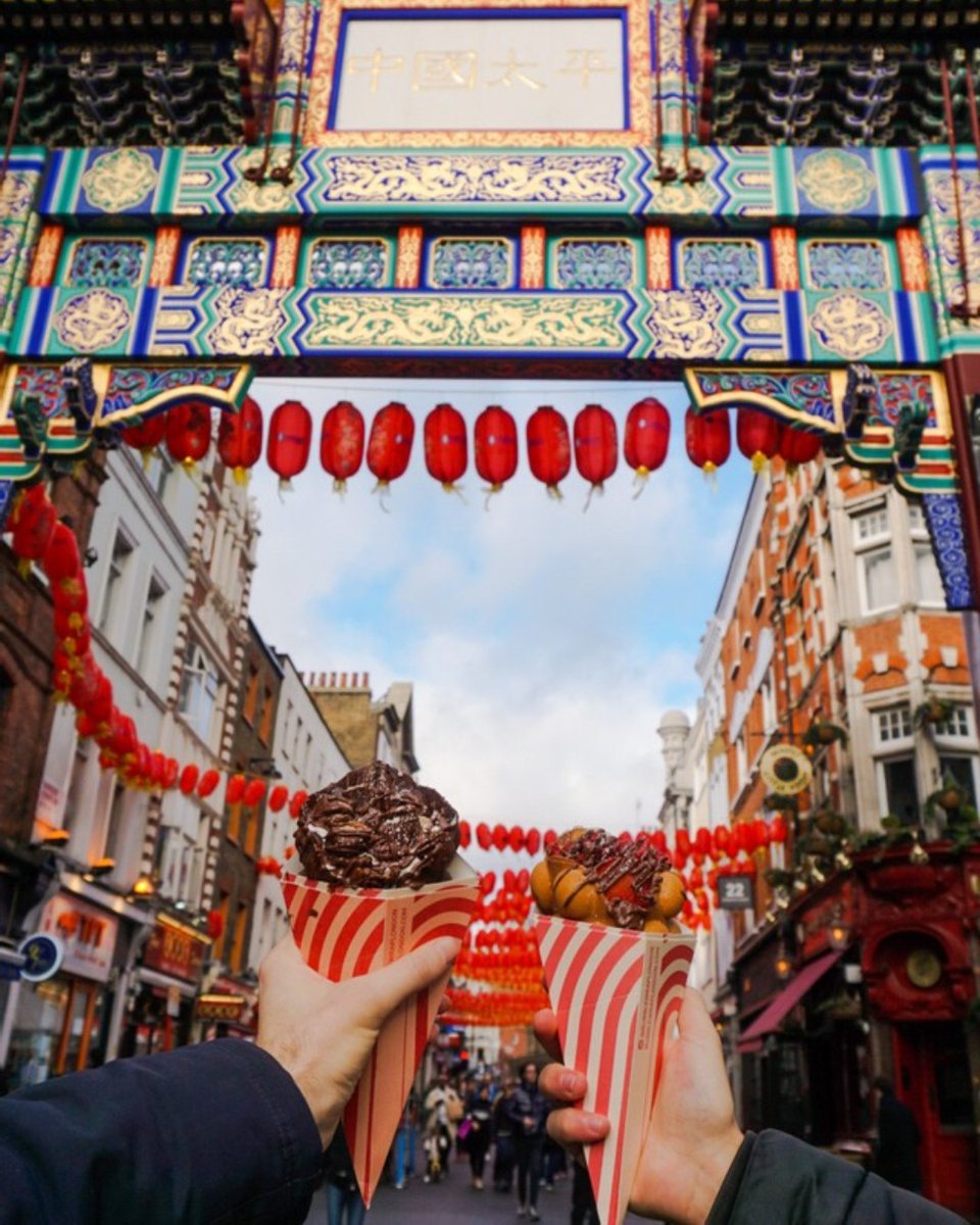VisitBritainBR's tweet photo. Nem todos sabem, mas China Town não é uma propriedade exclusiva dos Estados Unidos! A capital britânica também possui uma vibrante colônia chinesa!!
Quem aí já conheceu?
📌: Londres, Inglaterra
📷: IG/lauraelle17
#WelcomeToAnotherSideOfBritain #ChinaTown #London #LoveLondon https://t.co/TBImKQNlYd