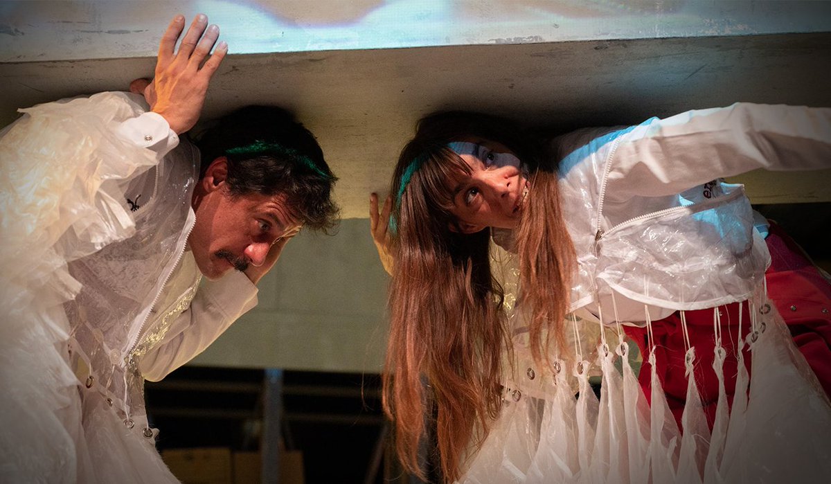 El #AulaDelEspectador es un espacio abierto para lxs amantes del teatro en el que se proporcionan herramientas para que extiendan el gozo del acontecimiento escénico.
📣 Hoy Luis Conde revisará "Algo pasó (la última obra)" con Micaela Gramajo y Bernardo Gamboa 🤩