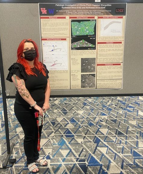 geologiststephy's tweet image. Hung up my poster 🥳🎉 #LPSC2022 has begun. I&apos;ll be at my poster this evening at 6:30pm