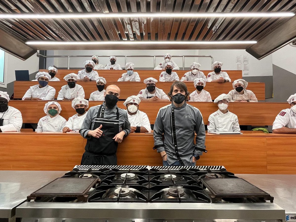 StPol_HC's tweet photo. Es un placer ver cómo se elabora el Menú del Chef del @restaurantBoTiC -🌟🌟 Michelin - y conocer los motivos que han inspirado los platos del menú y las técnicas usadas.
¡Muchas gracias por acompañarnos en el Máster en Artes Culinarias y Dirección de Cocina de #EUHTStPOL! https://t.co/ob1ujDjtnr