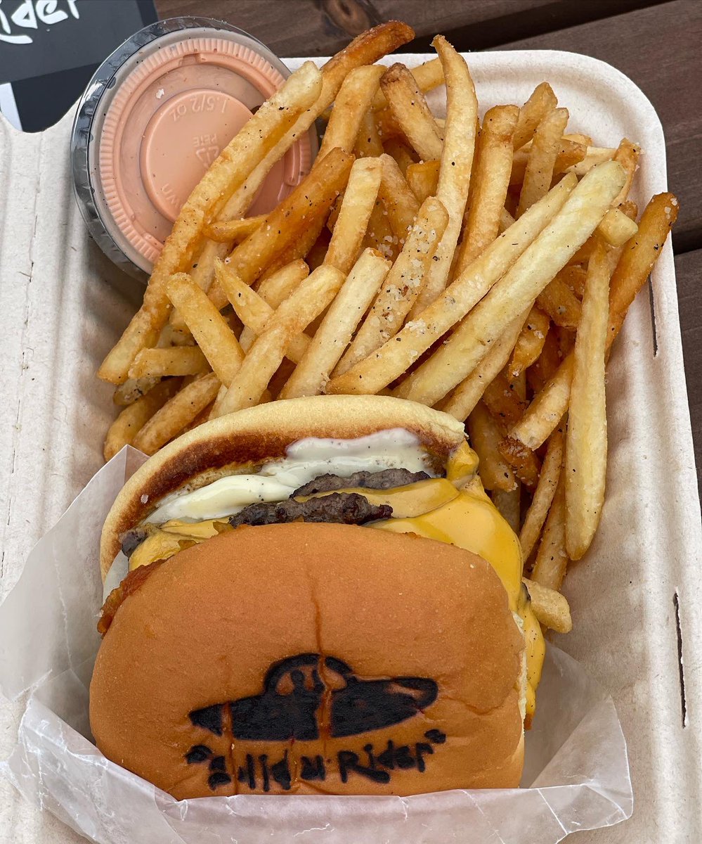 SliderRiderTrux's tweet image. 🛸Slider Rider is excited to share that we now have extended hours🥳 
Tues-Fri: 11:30AM-3:00PM then 5:00PM-9:00PM🍽🍔
Saturday: 1:00PM-9:00PM
We also have combo deals🤩and NEW picnic style outdoor seating!✨
Now you can enjoy our juicy goodness😋anytime⏱or place you want❤️☮️🍔