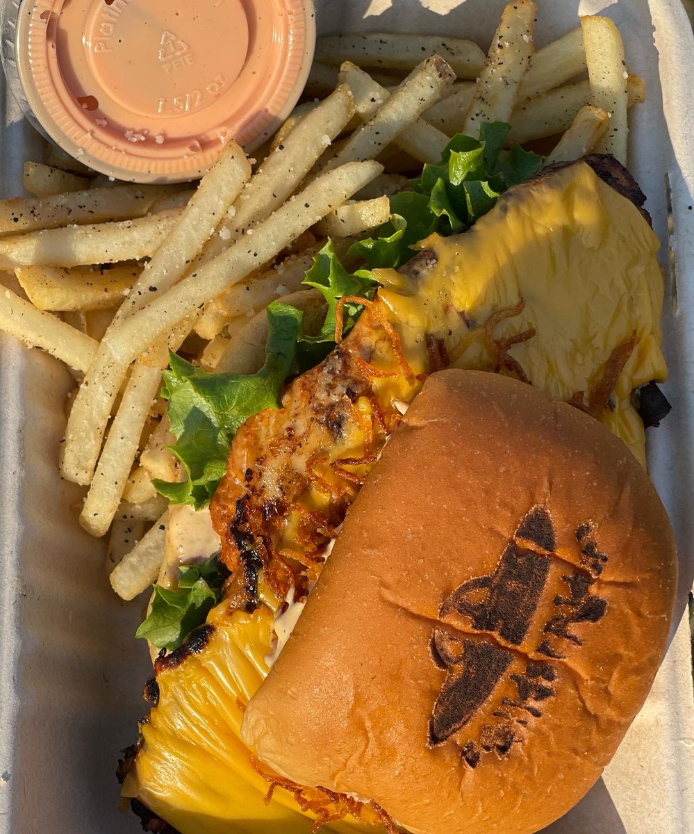 SliderRiderTrux's tweet image. 🛸Slider Rider is excited to share that we now have extended hours🥳 
Tues-Fri: 11:30AM-3:00PM then 5:00PM-9:00PM🍽🍔
Saturday: 1:00PM-9:00PM
We also have combo deals🤩and NEW picnic style outdoor seating!✨
Now you can enjoy our juicy goodness😋anytime⏱or place you want❤️☮️🍔