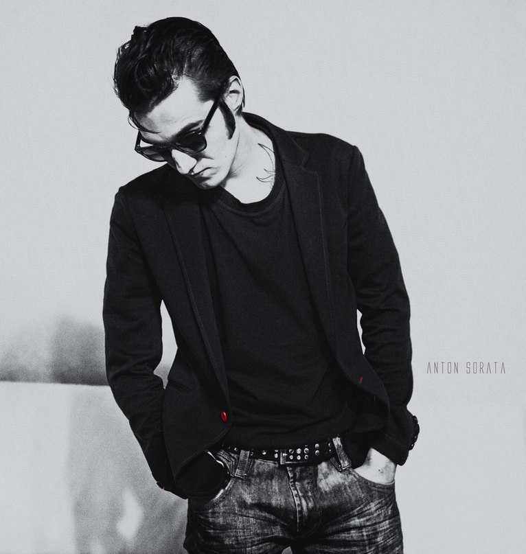 An artist is a very narrow circle of people with
a very specific type of thinking.
It is the form of thinking that distinguishes these people from
artisans, marketers, actors, or just those who want to earn money.

Follow the feelings.