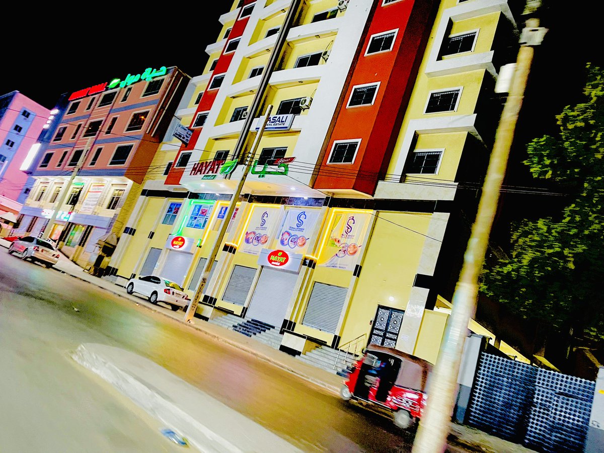 ModernSomali's tweet photo. KM4 at night, Mogadishu. #Somalia
🇸🇴♥️😍 https://t.co/WfDuHTxjSH