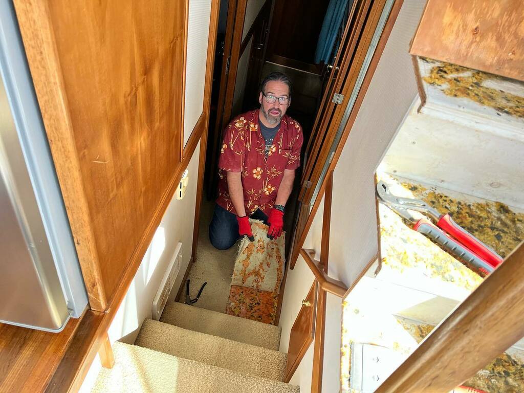 Technomadia's tweet image. The carpet removal continues - what a job!  But we ended the first day with a couple hatches redone in the new stuff. A carrot to keep us motivated as to the final goal. It’s looking good!! But a long way to go! #boatprojects instagr.am/p/CazpnxJuc90/