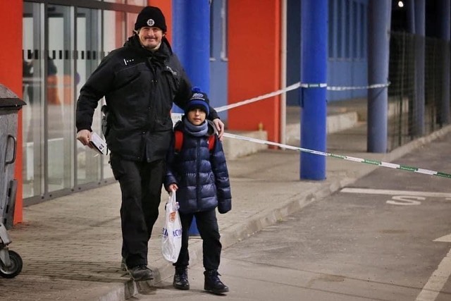 WFLAJosh's tweet photo. JOURNEY. An 11-year-old boy traveled to #Slovakia on his own. The little Ukrainian crossed the border with a plastic bag, a passport and a phone number of his relatives, which his parents wrote on his hand. (via Ministry of Foreign Affairs of #Ukraine) #RussiaUkraineWar https://t.co/FzFGERjYbx