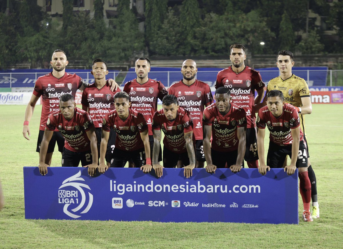 Northsideboys12's tweet photo. Terbentur terbentur terbentuk.
Jangan pernah merasa puas, jangan pernah merasa hebat. Kita berjuang bersama, sampai mimpi yang kita rangkai bisa kita capai.

Time To Glory, Keep The Faith BUFC!

📸 : @BaliUtd https://t.co/5tKPlibyX1