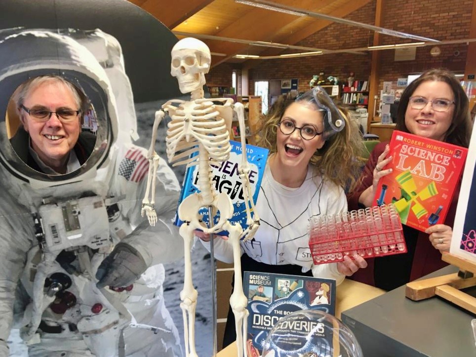 StaffsLibraries's tweet photo. We have a packed Science Fair at #PertonLibrary on Sat 19 March 10-3. Bring the kids &amp; enjoy @thinktankmuseum @MedicMavericks @ZooLabUK @philjemmett #wastesavvystaffs @ForestofMercia  @wolvasuk @Natures_Voice @StaffsPolice #STEM @millenniumpoint #BritishScienceWeek @TheRealBuzz https://t.co/cnnveZFUjP