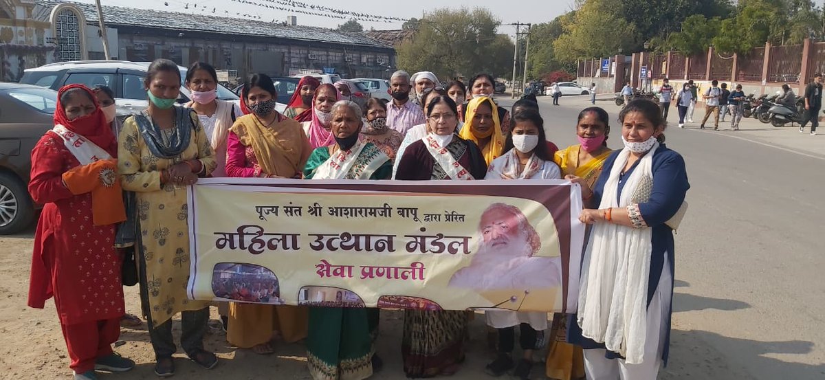 Amdmum's tweet photo. #विश्व_महिला_दिवस पर Sant Shri Asharamji Bapu की रिहाई के लिए जनता ने उठायी आवाज । #दिल्ली महिला उत्थान मंडल की बहनों ने West Delhi में कलेक्टर व SDM महोदय को पूज्य बापूजी की शीघ्र रिहाई की मांग करते हुए ज्ञापन सौंपा । https://t.co/mwGYdSBzcX