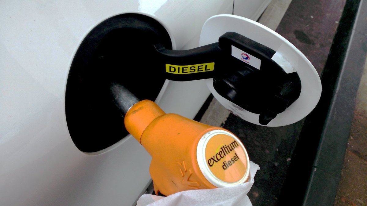 lestrepublicain's tweet photo. Insolite. Le diesel vendu par erreur 1,077€/L au Colruyt : les automobilistes se ruent pour faire le plein !

▶ https://t.co/6FmhqPYldJ https://t.co/NYyxXFzppH