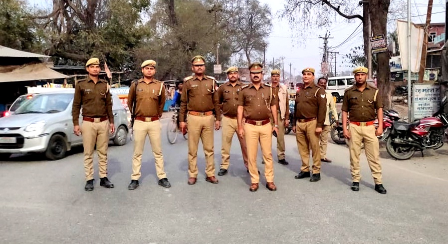 sitapurpolice's tweet photo. #UPPolice कानून व्यवस्था को अक्षुण्ण बनाये रखने हेतु #SitapurPolice द्वारा विभिन्न स्थानों पर पैदल गश्त कर संदिग्ध व्यक्ति, वस्तु, वाहन आदि की चेकिंग की जा रही है। https://t.co/2JVYUeNzVx