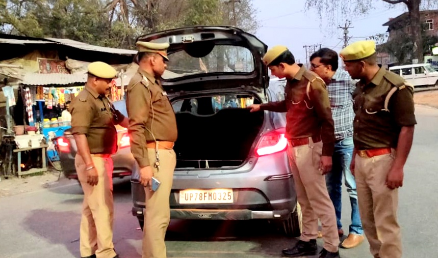 sitapurpolice's tweet photo. #UPPolice कानून व्यवस्था को अक्षुण्ण बनाये रखने हेतु #SitapurPolice द्वारा विभिन्न स्थानों पर पैदल गश्त कर संदिग्ध व्यक्ति, वस्तु, वाहन आदि की चेकिंग की जा रही है। https://t.co/2JVYUeNzVx