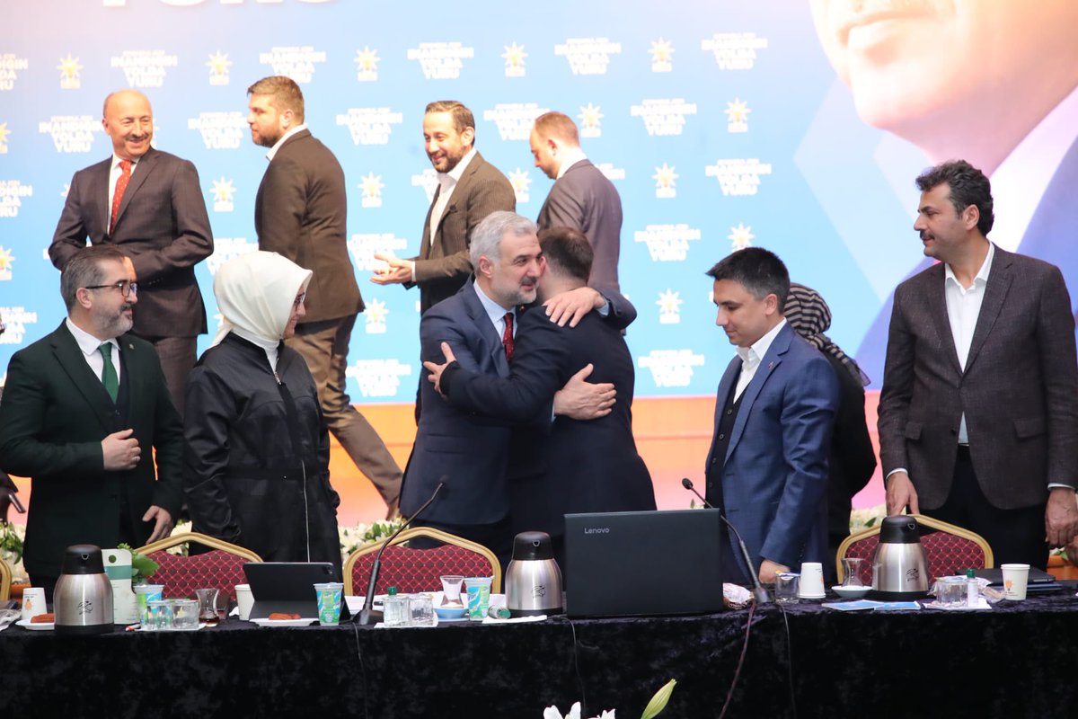 osmannnurika's tweet photo. Uzun mesafe koşumuzda onlar, bayrağı en önde tutanlar, Gençlik Kollarımız.

Bu güne kadar omuz omuza yürüdüğümüz, hizmet bayrağını devreden @OsmanTomakin kardeşime tüm emekleri için teşekkür ederim. https://t.co/AqSKT2uWRG