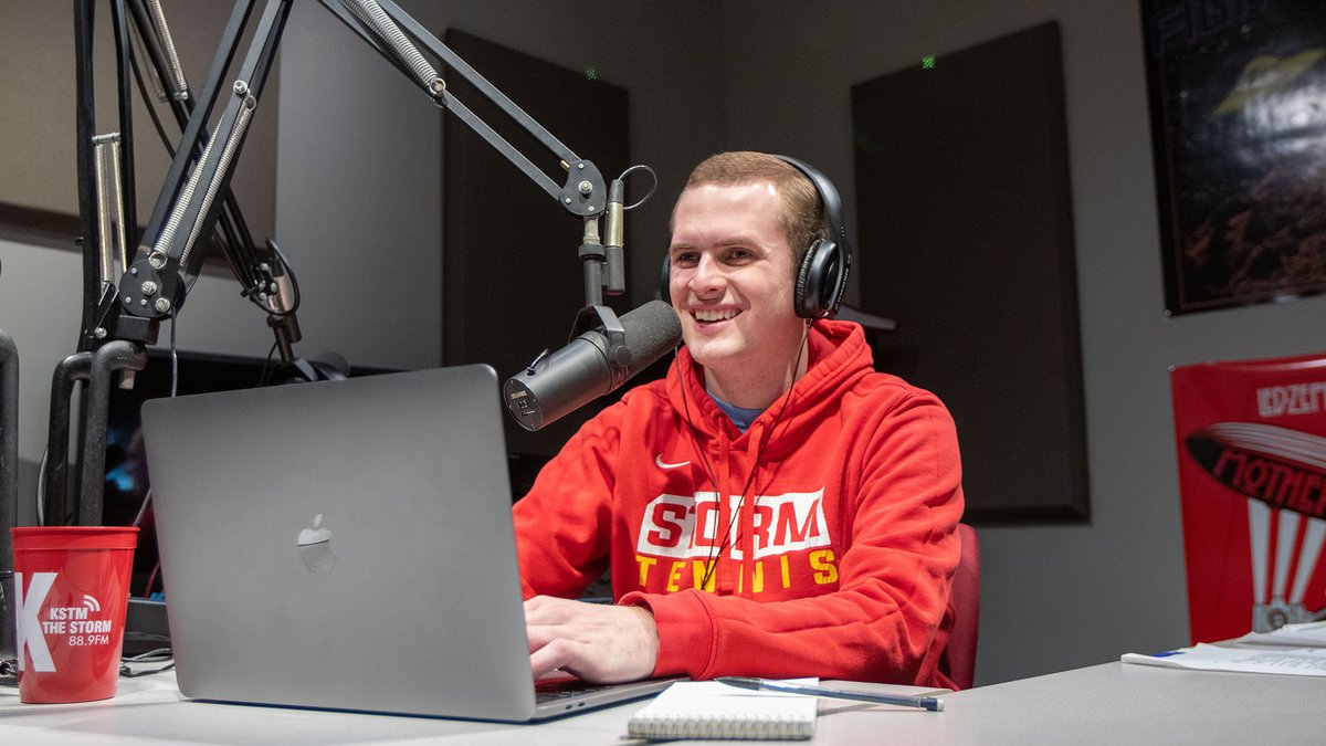 SimpsonCollege's tweet photo. Simpson Student Media is looking for current students to fill top leadership positions for the 2022-23 academic year. Openings include @SimpsonianSC Editor-in-Chief, @IDMagSC Editor-in-Chief and more.

Learn more and apply at https://t.co/VMTUHBZ15F. https://t.co/BmmtOiNAqe