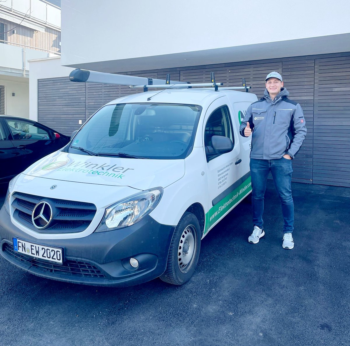 Michael52037051's tweet photo. Auf geht`s zur Zertifizierung!
Wir bilden einen neuen #KNX  #Programmierer aus 😎
Der #Beginn von allem ist die #Zertifizierung

Am Donnerstag steht das #Ergebnis fest!
Wir wünschen Niklas viel Erfolg und drücken ihm die Daumen! https://t.co/wW92bYKvx1