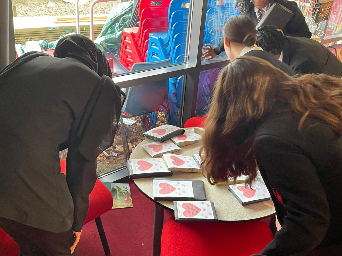 MsArk_English's tweet photo. More #WorldBookDay fun @EastburySchool students exploring a diverse range of literature and creating daring profiles! Raising the profile of some loved reads 😍 https://t.co/Gd4xxclmpK